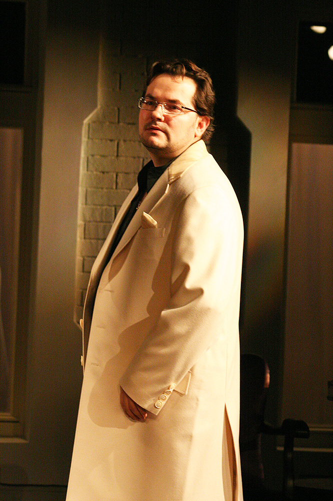 Є. Лунченко в ролі Витонченого пана у виставі «Янголятко, або Сексуальні неврози наших батьків» за Л. Берфусом